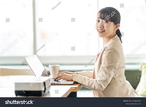 Toradh íomhá ar Computer Operating Woman Vectors