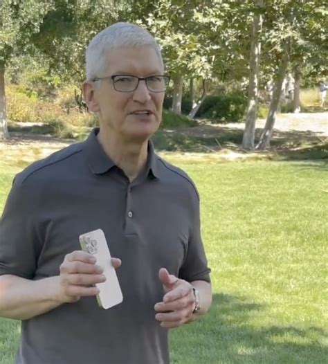 Afbeeldingsresultaten voor Tim Cook Holding a Android