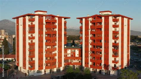 Multiple Level High-Rise Condos に対する画像結果