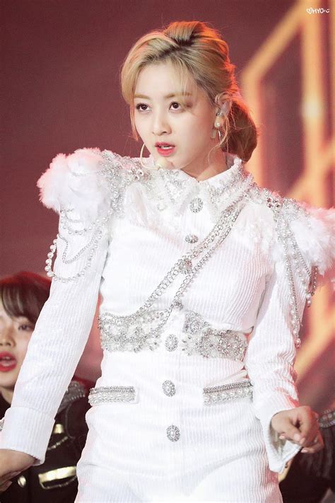 Jihyo Pic with Crown に対する画像結果