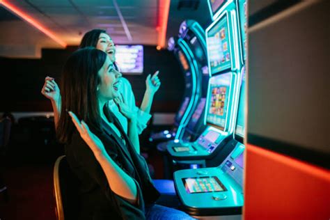 Playing Slot Machines എന്നതിനുള്ള ഇമേജ് ഫലം