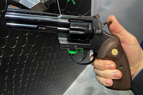 Hand Aiming Colt Python に対する画像結果