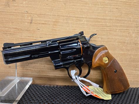 Toradh íomhá ar Colt Python Royal Blue Gold Lining