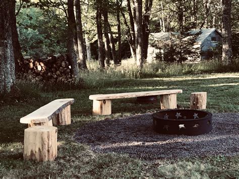 Toradh íomhá ar Log Bench around Fire