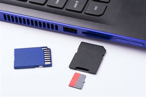 Résultat d’images pour How to Insert SD Card into Alienware 15 R3
