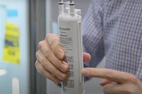 How to Remove Water Filter in Frigidaire Refrigerator に対する画像結果