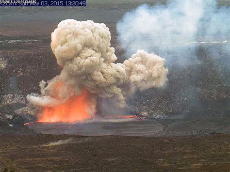 Live Volcano Explosion に対する画像結果