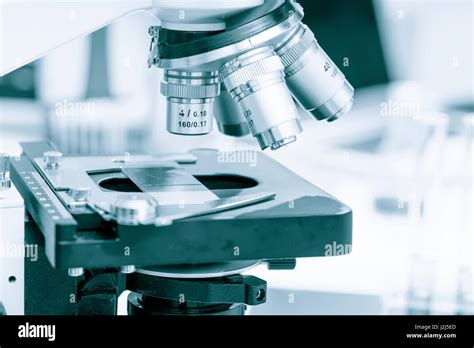 Close Up of Microscope Slide に対する画像結果