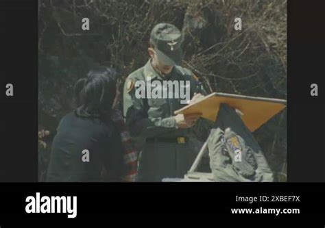 Toradh íomhá ar Soldier Watching Book