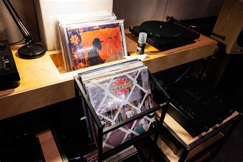 Toradh íomhá ar Vinyl Setup Conversation Room