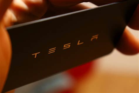 How to Lock or Unlock Your Tesla with a Key Card - Tesloid USA