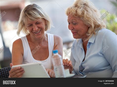 2 Middle-Age Women に対する画像結果