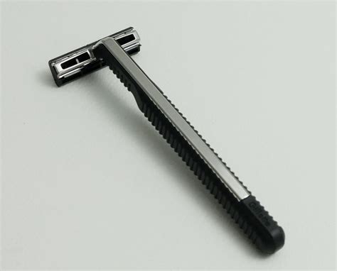 Two Razor Blades に対する画像結果