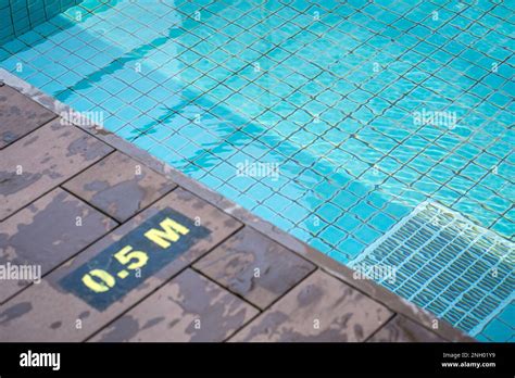 Depth Marking Line in Swimming Pool に対する画像結果