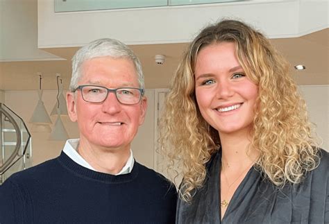 Toradh íomhá ar Tim Cook Daughter