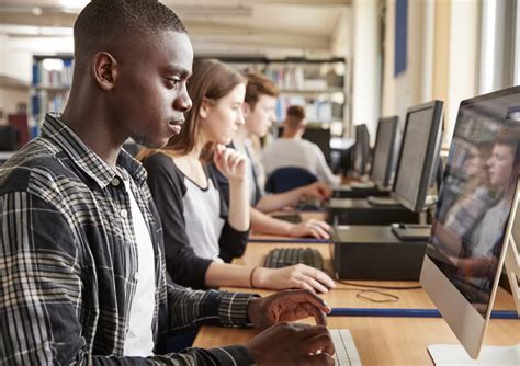 Toradh íomhá ar Student Who Are Learning Computer