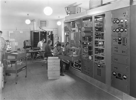 Toradh íomhá ar Picture of First Generation Computer