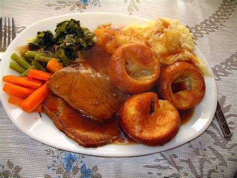 Afbeeldingsresultaten voor Roast Dinner in a Yorkshire Pudding
