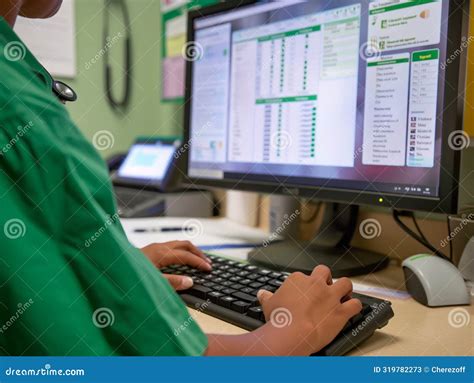 Professionals Using Computer-साठीचा प्रतिमा निकाल