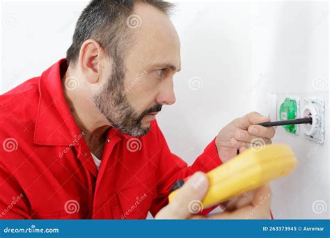 Toradh íomhá ar Checking Voltage with Multimeter