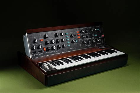 Toradh íomhá ar Hand Held Moog Synthesizer