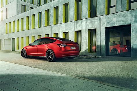 Résultat d’images pour Yellow Tesla Model 3