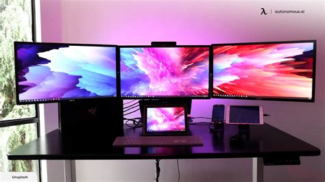 Toradh íomhá ar Room with Three Monitors