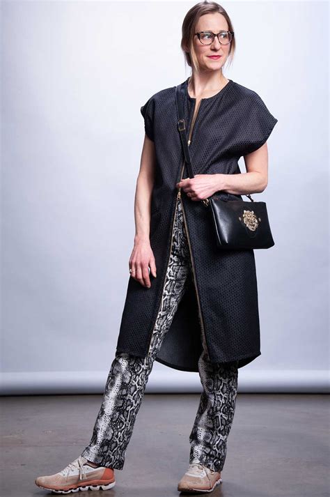 Toradh íomhá ar Python Scary Straight White Background