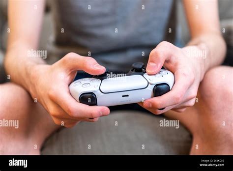 Red Controller in Hand എന്നതിനുള്ള ഇമേജ് ഫലം