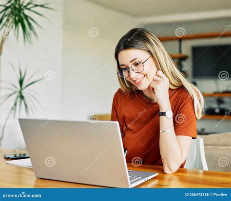 Woman Using Laptop Computer に対する画像結果