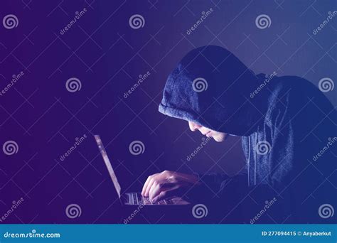 Toradh íomhá ar Hacker with Computer