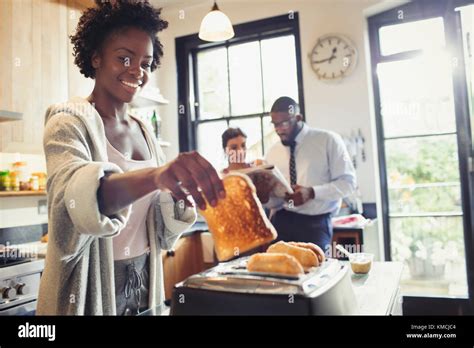 Toradh íomhá ar Toasting Bread in Toaster