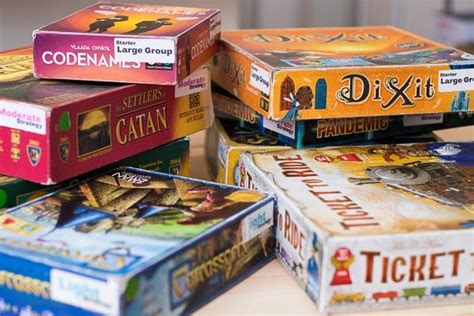 Résultat d’images pour Stack of Game Boxes