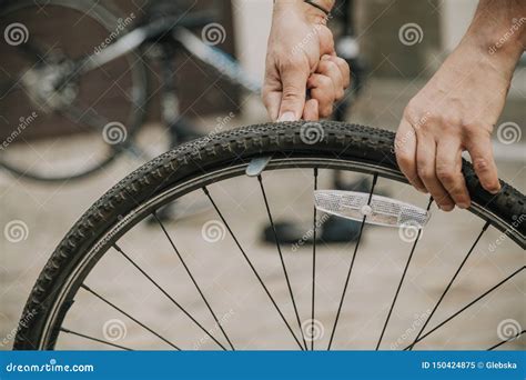 Afbeeldingsresultaten voor How to Remove a Tire From a Rim