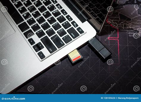 Afbeeldingsresultaten voor USB Flash Drive Plugged into Computer