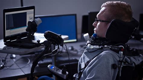 Toradh íomhá ar Disabled Person Using Computer