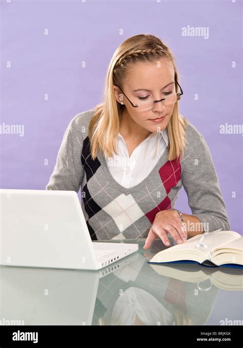 Woman Using Laptop Computer に対する画像結果