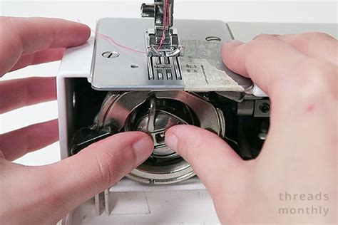 Toradh íomhá ar How to Thread Bottom of Sewing Machine