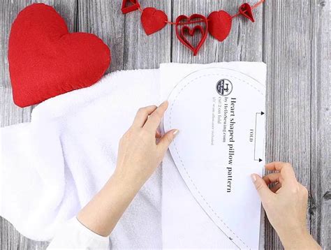 Toradh íomhá ar Free Heart Pillow Sewing Pattern