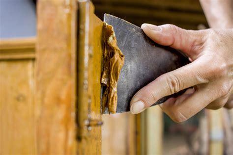 How to Remove Old Paint From Wood Trim に対する画像結果