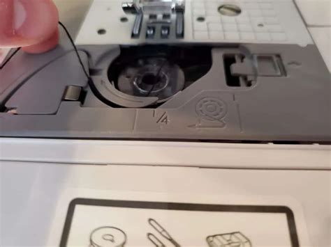 Toradh íomhá ar How to Thread Bottom of Sewing Machine