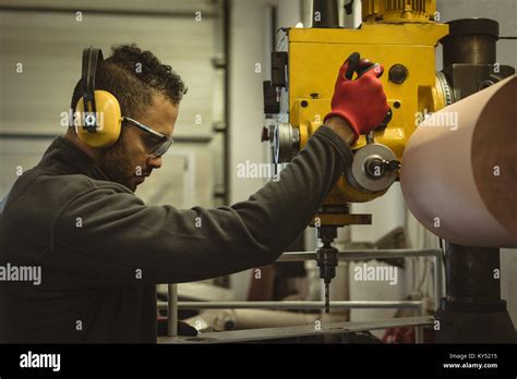 Worker Operating a Machine എന്നതിനുള്ള ഇമേജ് ഫലം