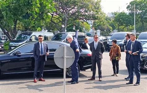 Image result for Tim Cook Bodyguard