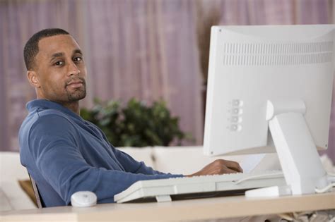 Afbeeldingsresultaten voor 3 People Using a Computer