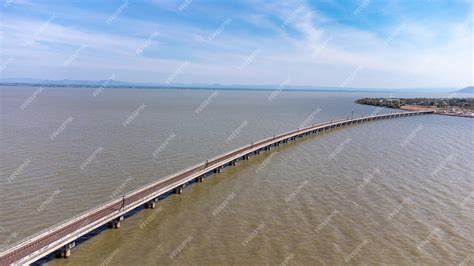 Toradh íomhá ar Floating Train