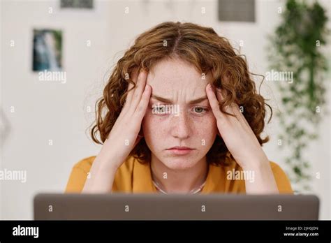 Toradh íomhá ar Computer Screen Face Expression