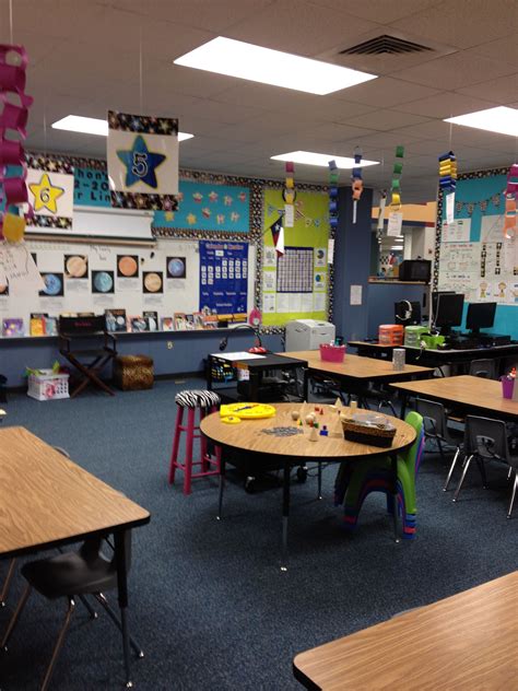 Toradh íomhá ar Elementary Science and Math Classroom