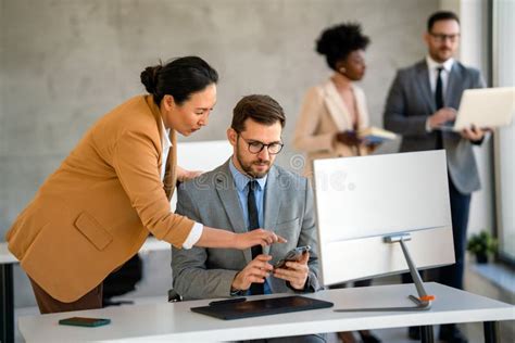 Professionals Using Computer-साठीचा प्रतिमा निकाल