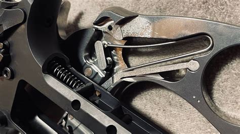 Toradh íomhá ar Spring Loaded Gun Trigger