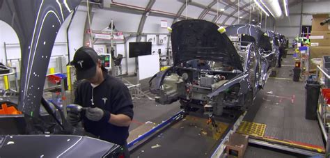 Toradh íomhá ar Inside Tesla Assembly Line